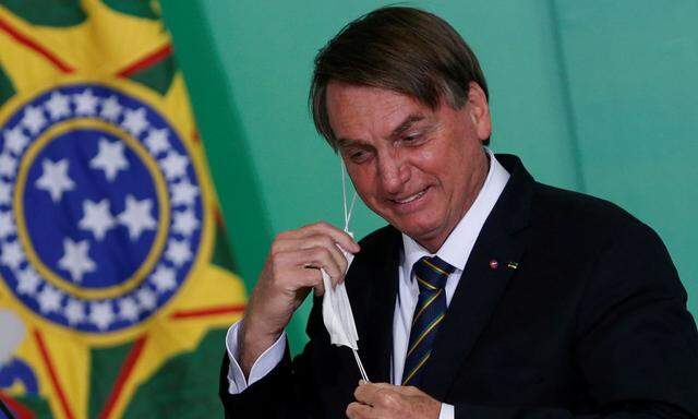 Bolsonaro hatte Covid-19 zunächst als Grippe verharmlost und laut Aussage einer brasilianischen Untersuchungskommission im vergangenen Jahr Impfangebote von Pfizer ignoriert.