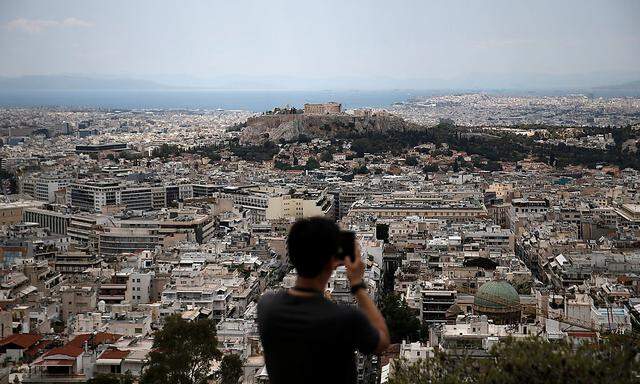 Die unbewältigte Schuldenkrise ist in Athen trotz anhaltender Proteste und politischer Kontroversen zum Alltag geworden. Touristen kommen trotzdem.