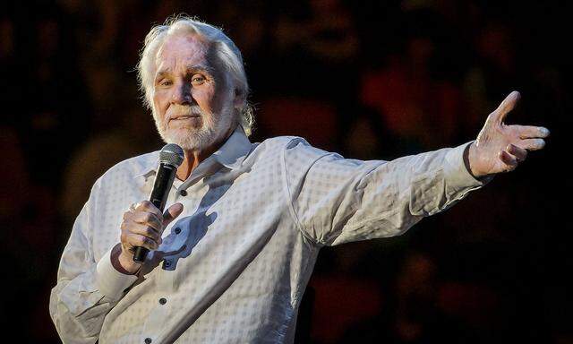 FILES-US-ENTERTAINMENT-MUSIC-KENNY ROGERS