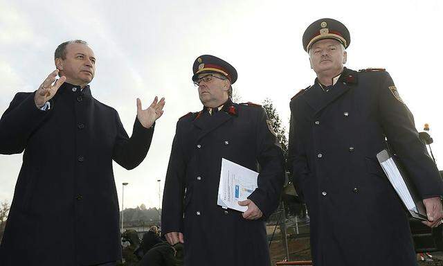 Der Generaldirektor für die öffentliche Sicherheit, Konrad Kogler (li.), beim Grenzzaun in Spielfeld im Dezember.