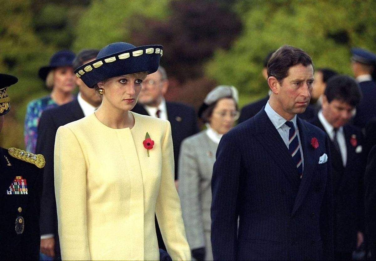 Die Briten glauben dennoch an die offizielle Version des Märchenprinzen mit seiner Märchenprinzessin - so lange, bis die zerbrochene Ehe auch nach außen hin nicht mehr zu verschweigen ist. 1991 trennen sich der Prinz und Lady Diana.