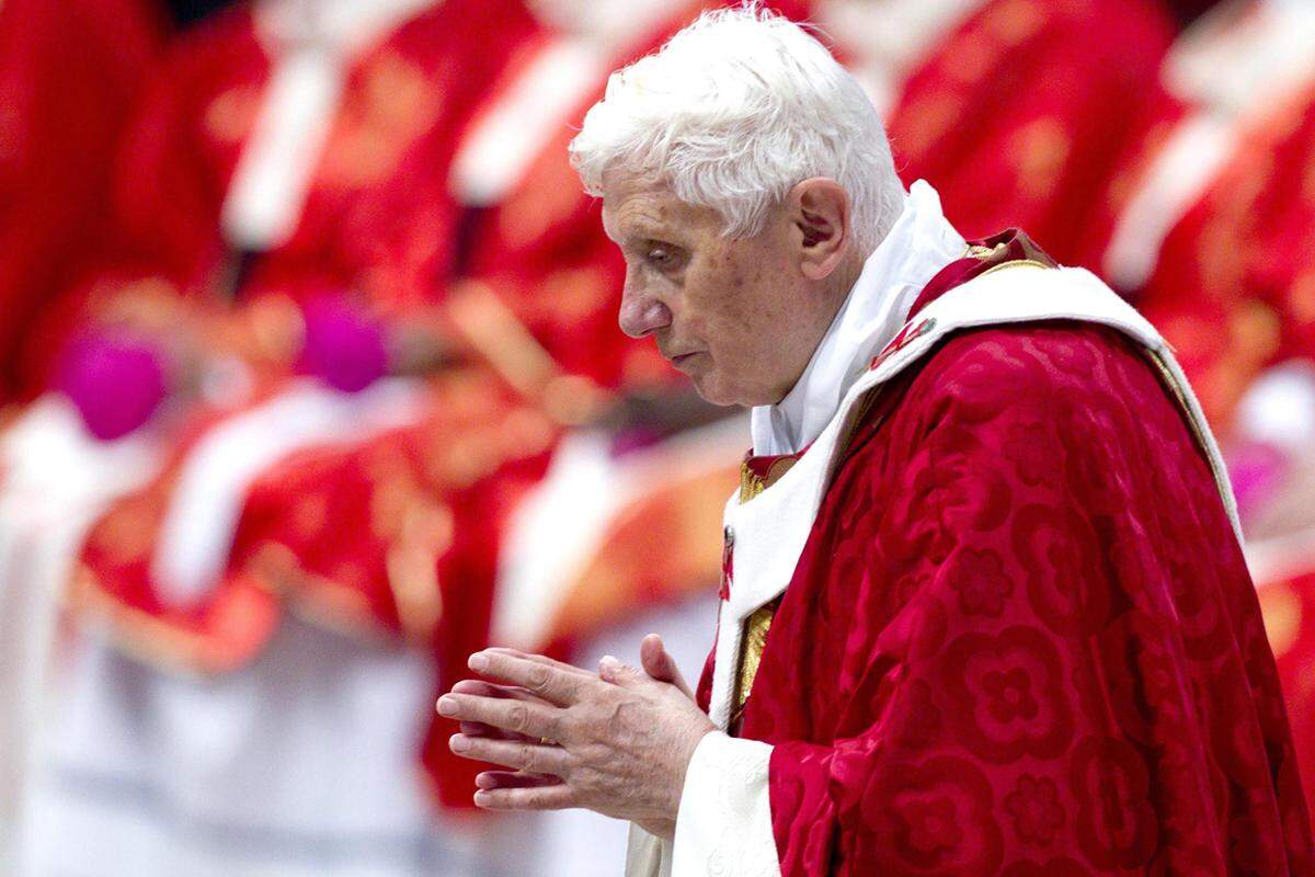 29. Juni 2012: Ein halbes Jahr vor seinem Rücktritt ist der mittlerweile 84-jährige Papst hier bei einer Messe im Petersdom zu Ehren der Heiligen Petrus und Paulus zu sehen.