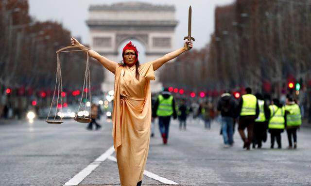 Eine „Marianne“ – Symbol der französischen Republik – blockiert Paris: Seit Monaten legen die Proteste der Gelbwesten ganz Frankreich lahm.