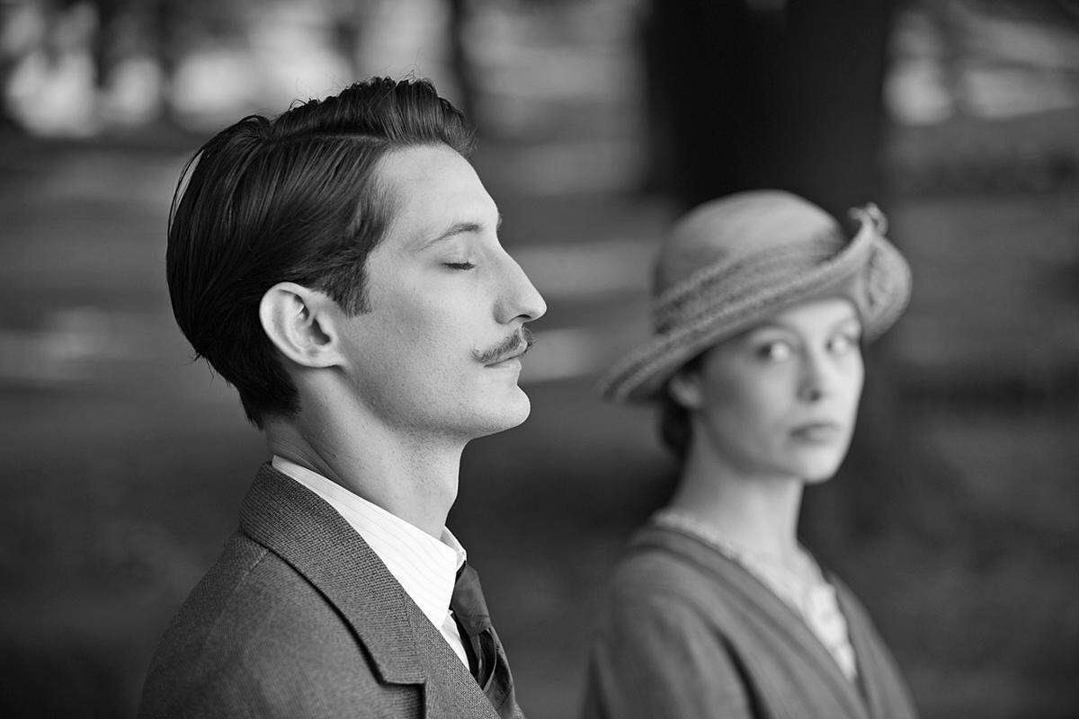 von Francois Ozon | Frankreich, Deutschland | Mit: Pierre Niney, Paula Beer, Marie Gruber Der Franzose Francois Ozon ging mit der deutsch-französischen Produktion "Frantz" ins Löwen-Rennen. Kurz nach dem Ersten Weltkrieg trifft die junge Anna (Paula Beer) am Grab ihres geliebten Verlobten Frantz, der an der Front in Frankreich starb, den geheimnisvollen jungen Franzosen Adrien (Pierre Niney). Regulärer Kinostart: 21. Oktober.