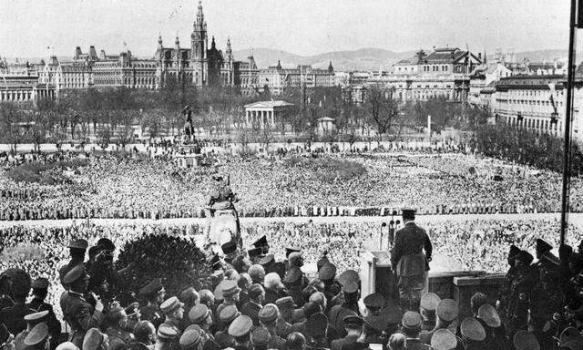 Adolf Hitler spricht am 15. März 1938 am Wiener Heldenplatz