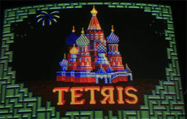 Aus dem Herzen der damaligen Sowjetunion kam 1984 ein Spiel, das die Welt erobern sollte: Tetris. Entwickelt an der Moskauer Akademie der Wissenschaften, wurde das Puzzle-Spiel bis heute mehr als 125 Millionen mal auf 30 verschiedenen Plattformen verkauft und ist bis heute das erfolgreichste Spiel aller Zeiten. Doch das Klötzchenspiel Minecraft ist drauf und dran dem Traditionsspiel den Rang abzulaufen.