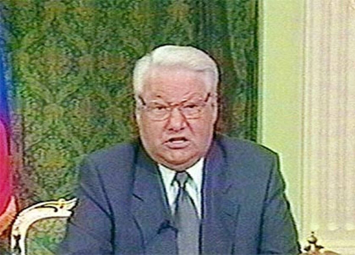 Nach der Wahl zum ersten Präsidenten Russlands im Juni 1991 brachte Jelzin im August durch seinen Widerstand den Putsch orthodoxer Kommunisten gegen Gorbatschow zum Scheitern. Mit den Staatschefs Weißrusslands und der Ukraine löste er im Dezember 1991 die Sowjetunion auf. Einen weiteren Putsch des kommunistischen Parlaments ließ er 1993 niederschlagen.
