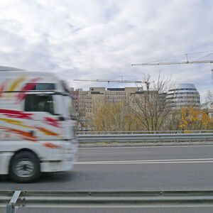 Vorne Flughafenautobahn, hinten „Triiiple“-Baustelle.