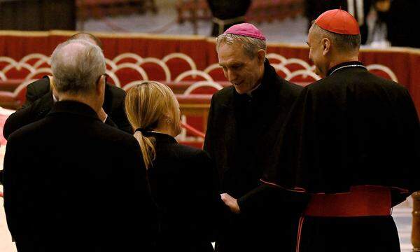 Georg Gänswein begrüßte im Petersdom die italienische Ministerpräsidentin Giogria Meloni, während Papst Benedikt XVI. aufgebahrt wird.