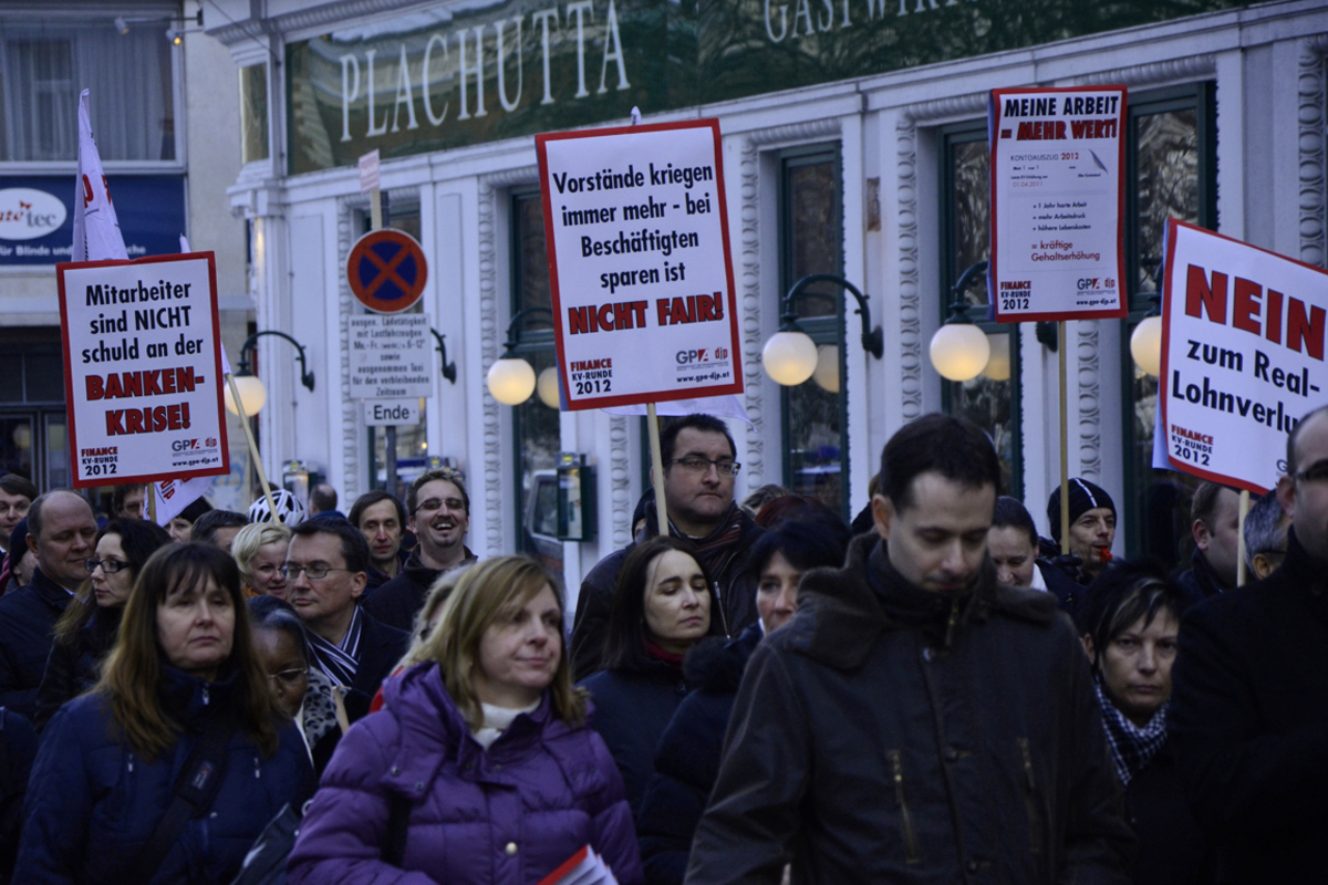An der Bankenkrise seien andere schuld, nicht die kleinen Mitarbeiter, so der Tenor der Protestierenden. Eine faire Bezahlung wurde gefordert.