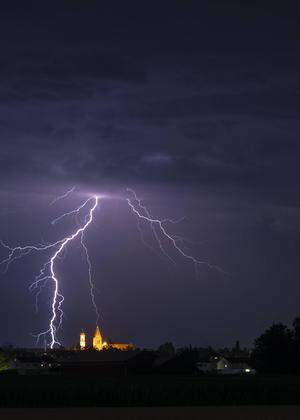 Die Hauptursache für Wetterfühligkeit dürfte der atmosphärische Druck bzw. Luftdruck sein.