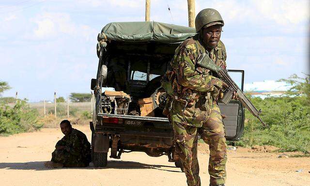 Symbolbild: Ein kenianischer Soldat im Einsatz gegen Terroristen. Immer wieder greift die al-Shabaab-Miliz Gebiete in Kenia an.