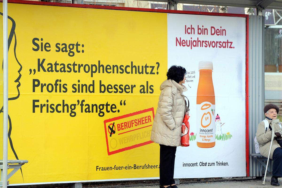 Die Initiative "Frauen für ein Berufsheer" wirbt mit Plakaten für Profis im Katastrophenschutz und das freiwillige Soziale Jahr ("Sie sagt: 14 x rund 1.400 Euro brutto. Das wär auch was für mich").