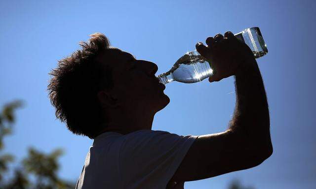 30 09 2018 Ingelheim Rheinland Pfalz GER Silhouette Mann trinkt Wasser aus einer Glasflasche