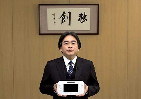 Nintendo-Chef Satoru Iwata hat Mitte 2012 die neue Wii U präsentiert. Für den Hersteller stand viel auf dem Spiel. Die Nachfolgerin der erfolgreichen Wii muss sich gegen Xbox 360 und PlayStation 3 behaupten. Bereits im Frühjahr 2013 war jedoch klar: Die neue Konsole ist ein Ladenhüter und die Verkaufszahlen sinken weiter.
