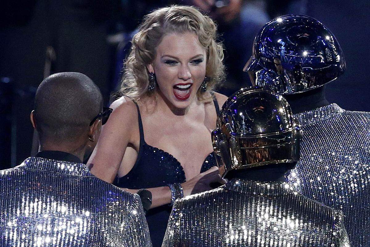 Bei den Sängerinnen wurde Taylor Swift für das beste Video ("I Knew You Were Trouble") prämiert. Den Preis bekam sie von ...