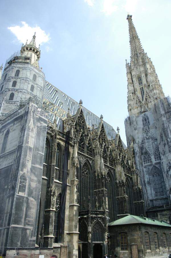 In der Nacht auf Samstag wurde der Sarg Otto Habsburgs in den Stephansdom gebracht, wo am um 15 Uhr das Requiem begann. Außen fand sich eine lange Trauerfahne. Hauptzelebrant war der Wiener Erzbischof Kardinal Christoph Schönborn.