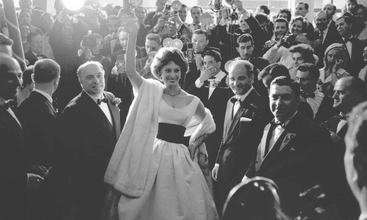 In der Menge und im Blitzlichtgewitter badete Sophia Loren bereits 1959.