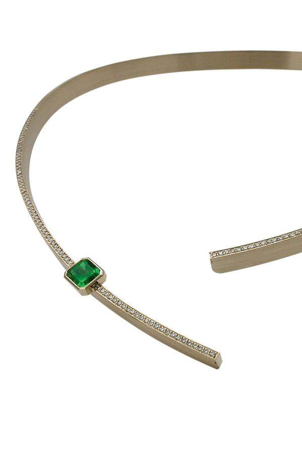 Bei Seitner hat man den richtigen Einsatz für die Farbe Smaragd gefunden: als kleines Detail, das seine Trägerin nicht übertrumpfen kann.