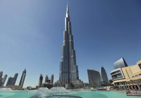 Dubai, Vereinigte Arabische Emirate. Der Burjn Khalifa ragt 828 Meter in die Höhe und ist damit das höchste Gebäude der Welt. In ihm sind mehr als tausend Wohnungen, ein Luxushotel und unzählige Büros untergebracht. Das Feinschmeckerlokal "At.mosphere" in der 122. Etage des Burj Khalifa liegt auf 422 Meter Höhe und ist damit das höchstes Restaurant der Welt.