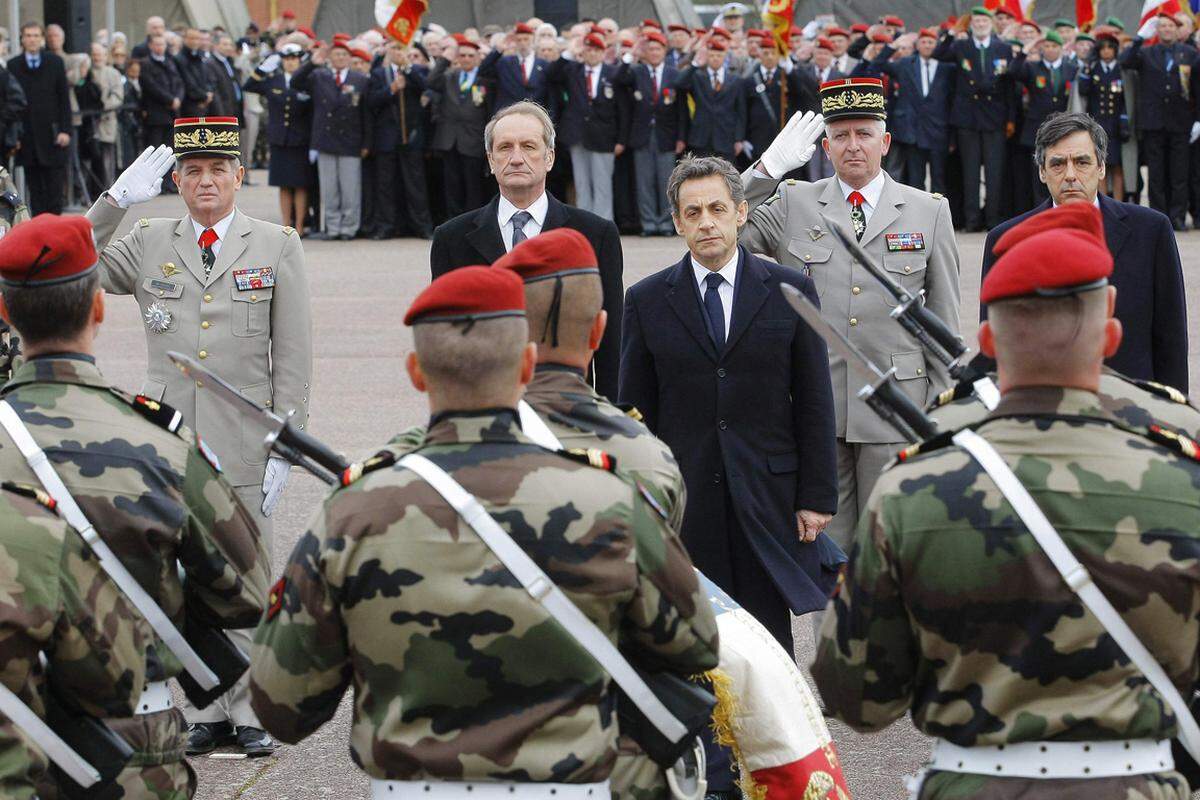 Präsident Nicolas Sarkozy verurteilt ebei der Trauerfeier den Mord an drei Soldaten als "terroristische Exekution". Der Täter habe die französische Armee im Visier gehabt, aber die Nation getroffen. "Soldaten, heute steht die ganze Nation an eurer Seite", erklärte der Staatschef.