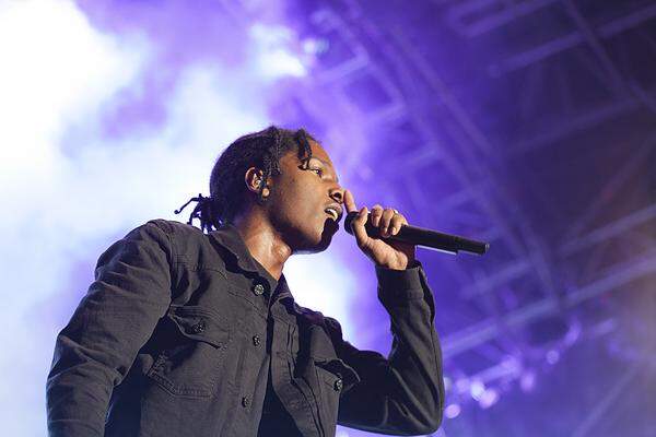 Der nette Rocky rappt gekonnt, greift sich in Michael-Jackson-Manier in den Schritt und schickt Küsschen ins Publikum. Aber es gibt auch den bösen Rocky: "You better move your fucking ass, you lazy motherfuckers in the back". Die Wiener Gemütlichkeit kennt er wohl noch nicht.