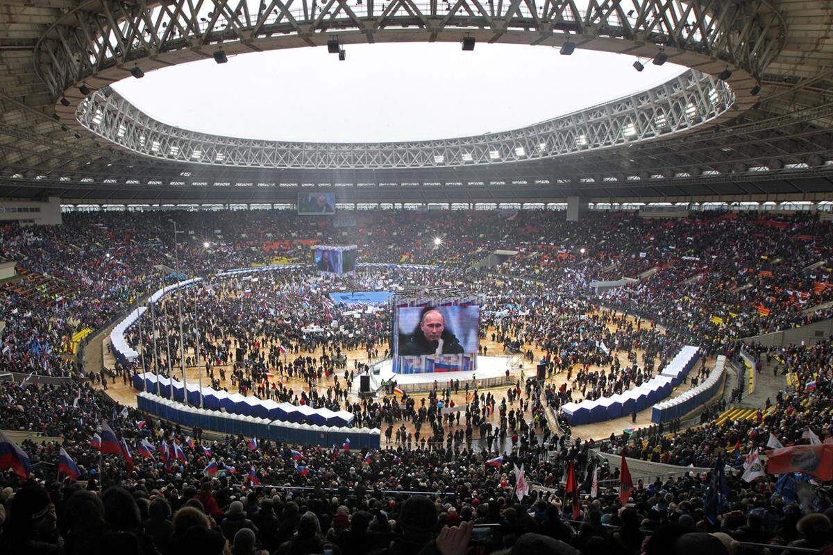 23. Februar, Moskau, Russland. Noch-Premier Putin wirbt im Luzhniki-Stadion für seine (Wieder-)Wahl als Präsident.