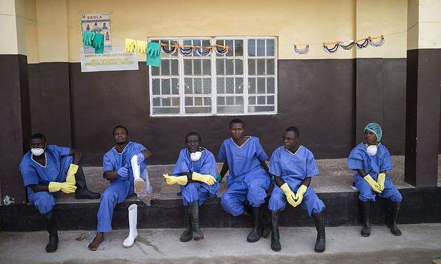 Durchatmen. Das Personal der Quarantänestation in der Stad Koidu im östlichen Sierra Leone macht Pause.