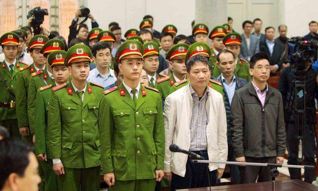 Auf der Anklagebank: Trinh Xuan Thanh (im weißen Blouson) ist in Hanoi in Ungnade gefallen. 