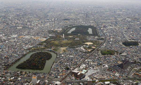 Auf diesem Plateau über der Ebene von Osaka zeigt die Kofun-Gruppe von Mozu-Furuichi 49 Hügelgräber in markanter Form, einst angelegt für die Elite der Gesellschaft.