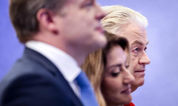 Rechtspopulist Geert Wilders (r.) wird von seinen Koalitionspartnern gebremst.