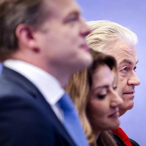 Rechtspopulist Geert Wilders (r.) wird von seinen Koalitionspartnern gebremst.