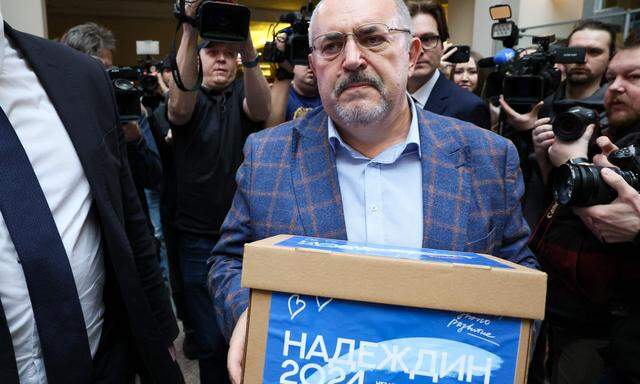 Will zur Präsidentenwahl antreten: Kandidat Boris Nadeschdin trägt eine Box voller Unterstützungsunterschriften in die Wahlkommission.