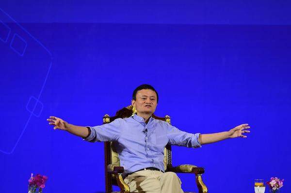 Jack Ma (54) will in einem Jahr als Vorstandschef des chinesischen Online-Giganten Alibaba abtreten. Das gab der chinesische Milliardär am Montag in einem von Alibaba veröffentlichten Brief bekannt. Nachfolger von Ma soll Daniel Zhang werden, der schon seit gut fünf Jahren als CEO das Tagesgeschäft verantwortet.