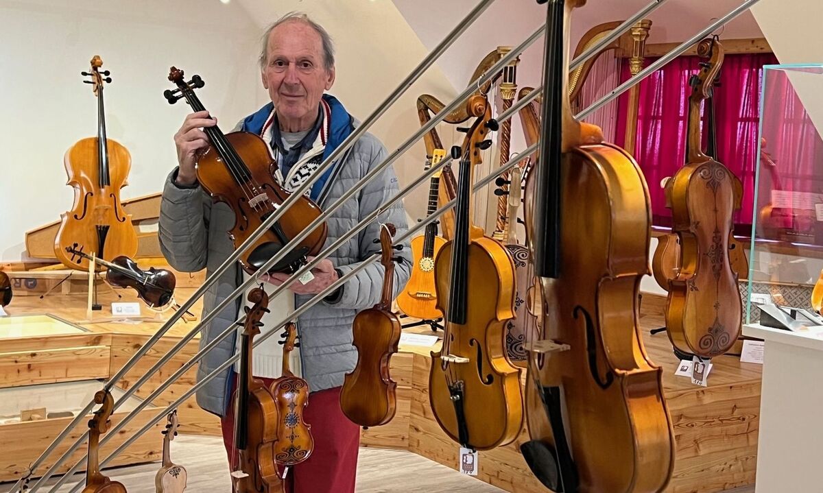 Helmut Lexer erklärt die Sammlerstücke im Geigenbaumuseum in Liesing.     