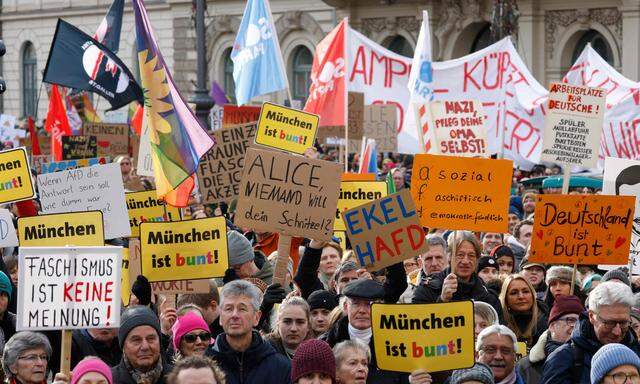 Ein breites und buntes Bündnis der Zivilgesellschaft gegen den Rechtsextremismus. In München kamen am Sonntag 200.000 Menschen zusammen. 