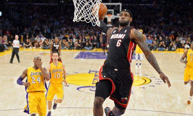 LeBron James stopft, Kobe Bryant staunt.
