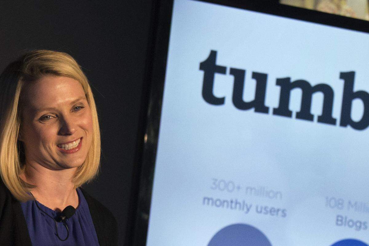 Yahoo kaufte den Blogdienst Tumblr im Mai 2013 für 1,1 Milliarden Dollar (800,3 Mio. Euro). Das Unternehmen erhoffte sich damit den Zugang zu jungen Kunden. Wie Instagram war Tumblr bei amerikanischen Teenagern beliebt, die darüber eigene Blogs einrichten können. Tumblr solle so eigenständig wie möglich bleiben, versicherte Yahoo zum Kauf.