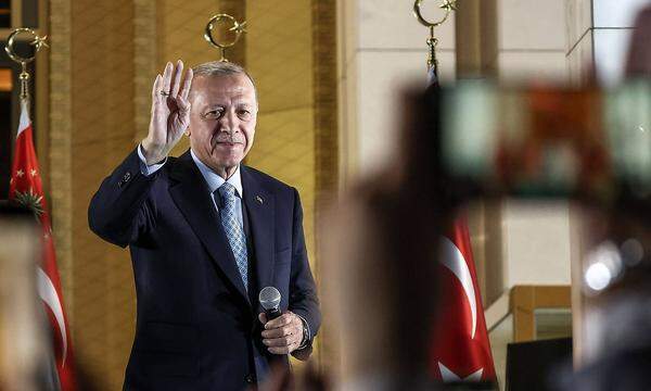 Die Wahl sei ein historischer Wendepunkt wie die Eroberung von Konstantinopel, sagte Erdoğan in der Wahlnacht vor Anhängern am Präsidentenpalast von Ankara.