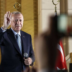 Die Wahl sei ein historischer Wendepunkt wie die Eroberung von Konstantinopel, sagte Erdoğan in der Wahlnacht vor Anhängern am Präsidentenpalast von Ankara.