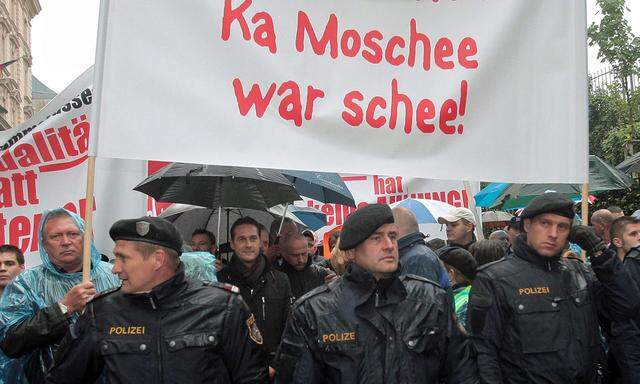 An der Demo gegen das islamische Zentrum in der Brigittenau 2009 nahm Heinz-Christian Strache aus Sicherheitsgründen unter Polizeischutz teil. Ausschreitungen werden auch bei der Kundgebung am Donnerstag befürchtet. 