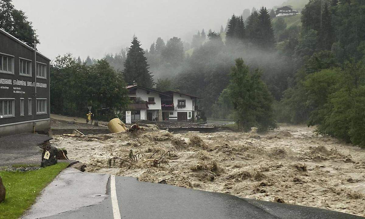 Starkregen hat in der Nacht auf Sonntag auch in Kelchsau (Bezirk Kitzbühel) zu Überschwemmungen und Vermurungen geführt.