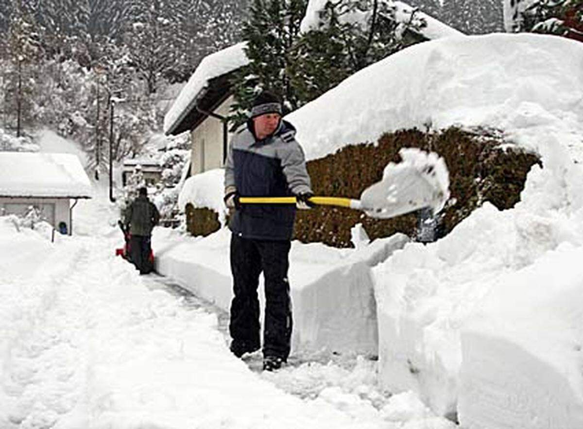 ... Schneeschaufeln versuchten sich die Betroffenen den Weg freizuschaufeln.