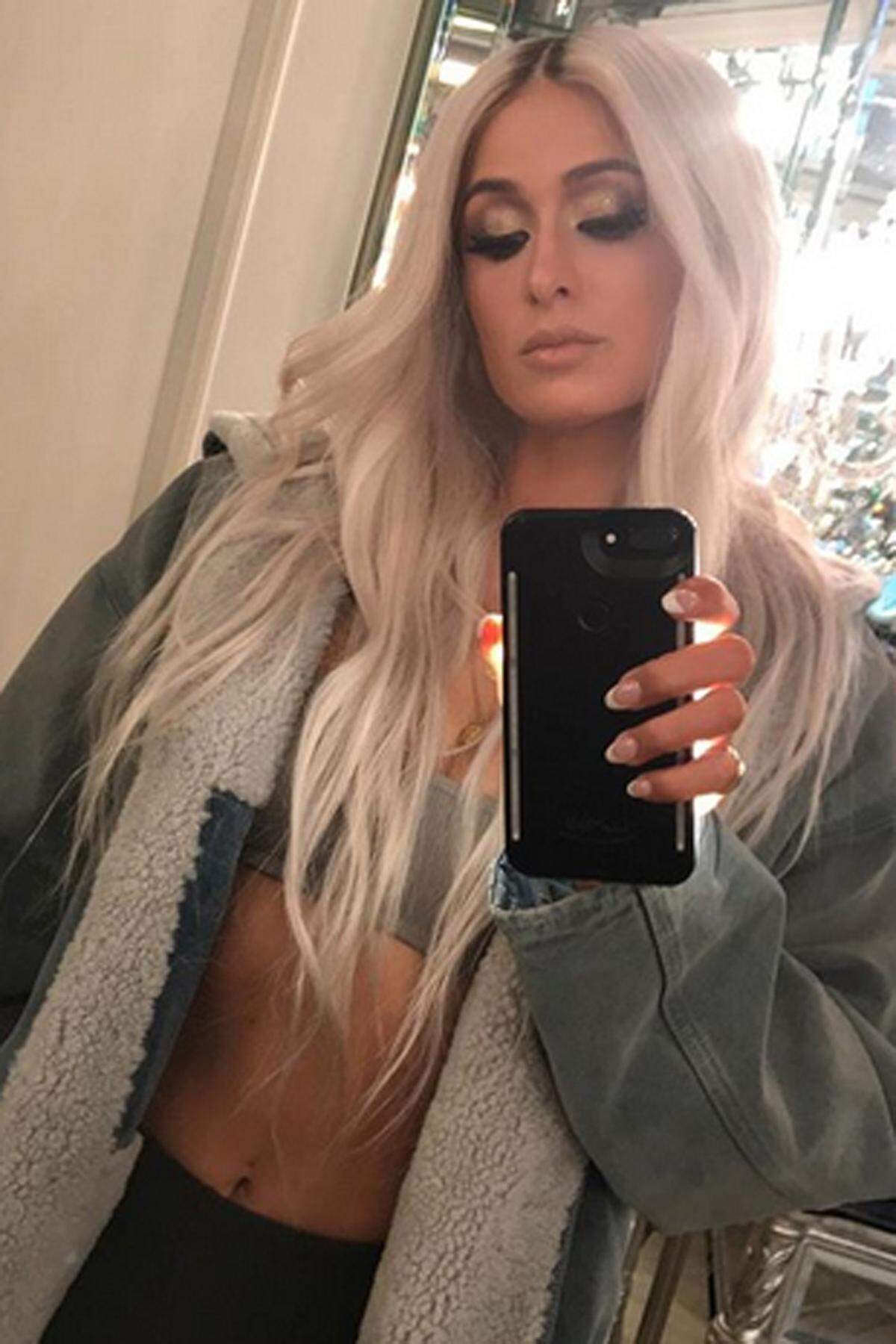 Paris Hilton ist nicht etwa in Faschingslaune. Sie hat sich in den Reality-Star verwandelt, um so für die neue Yeezy-Kollektion von Kims Ehemann Kanye West zu werben und postet die vermeintlichen Paparazzi-Fotos fleißig auf Instagram.