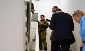 US-Außenminister Antony Blinken auf dem Weg in den Bunker des Verteidigungsministeriums in Tel Aviv.