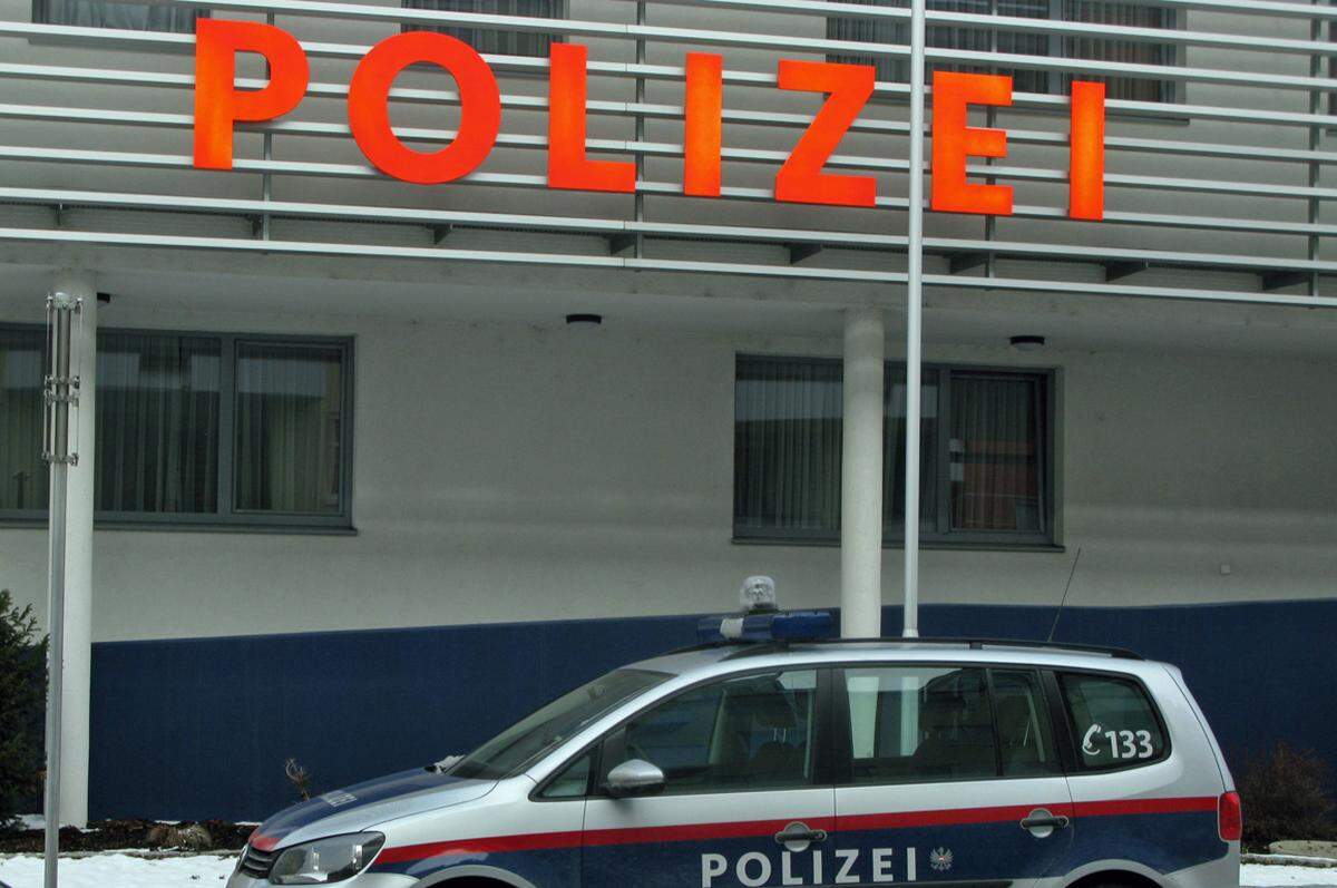 Nach der Pressekonferenz geht's zur Polizeinspektion. Also, wie ist es au Sicht der Beamten um die Kriminalität bestellt - auch im Bezirk Amstetten, wo so viele FPÖ-Wehklagen kommen? Die Polizei-Führung nennt die freiheitliche Darstellung beim Rosenkranz-Besuch auf DiePresse.com-Nachfrage übertrieben.