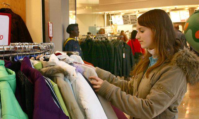 Junge Frau Shopping im Textilhandel