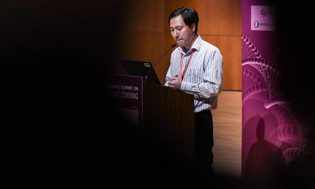 He Jiankui hat sich mit Robert Edwards verglichen, dem Erstanwender der In-vitro-Fertilisation – Retortenbaby –, der 2010 den Nobelpreis erhielt.
