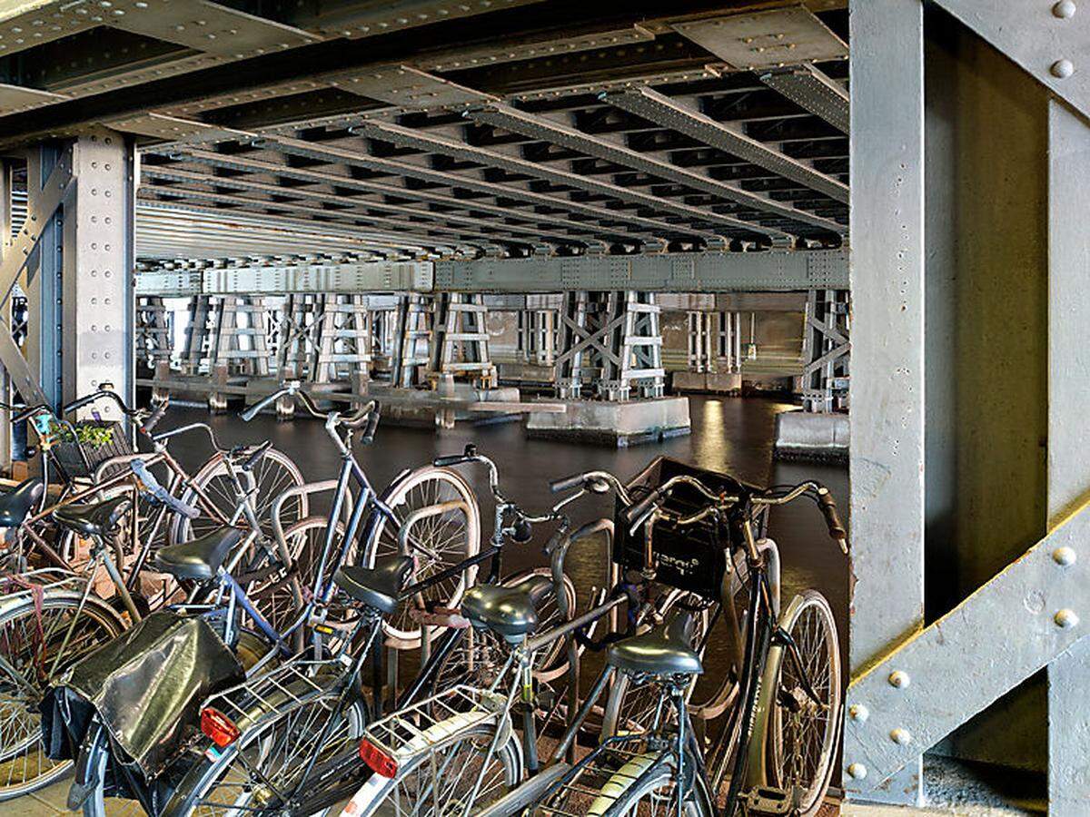 In Amsterdam, das mehr Fahrräder als Einwohner zählt, betrifft die Parkplatzknappheit auch die Nutzer zweirädriger Gefährte. Da ist jede Fläche als Stellplatz recht, und ein geschützte, überbauter Ort genau richtig. Centrum, Amsterdam, NL, 2014 © Gisela Erlacher