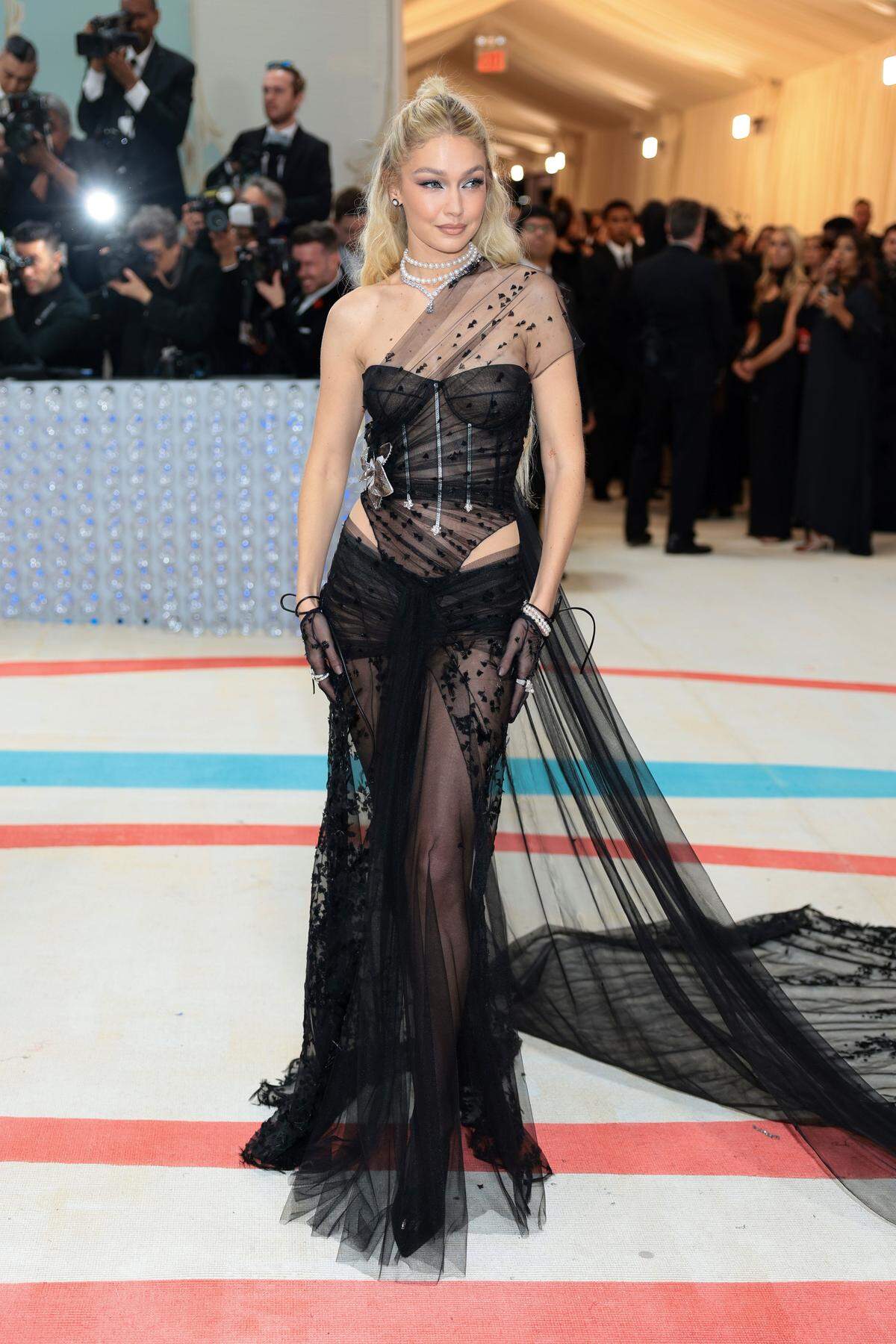 Gigi Hadid trug etwas Mesh von Givenchy. 
